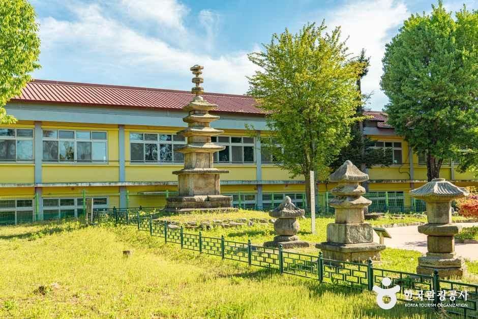 사진: 한국관광공사(공공누리 제1유형) 군산 발산리 오층석탑 모습 4