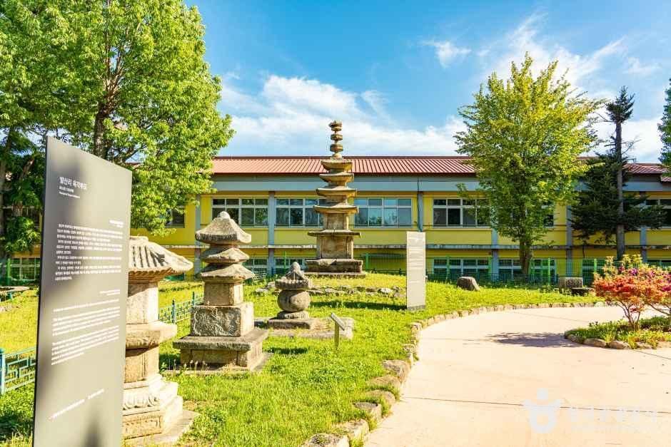 사진: 한국관광공사(공공누리 제1유형) 군산 발산리 오층석탑 모습 3
