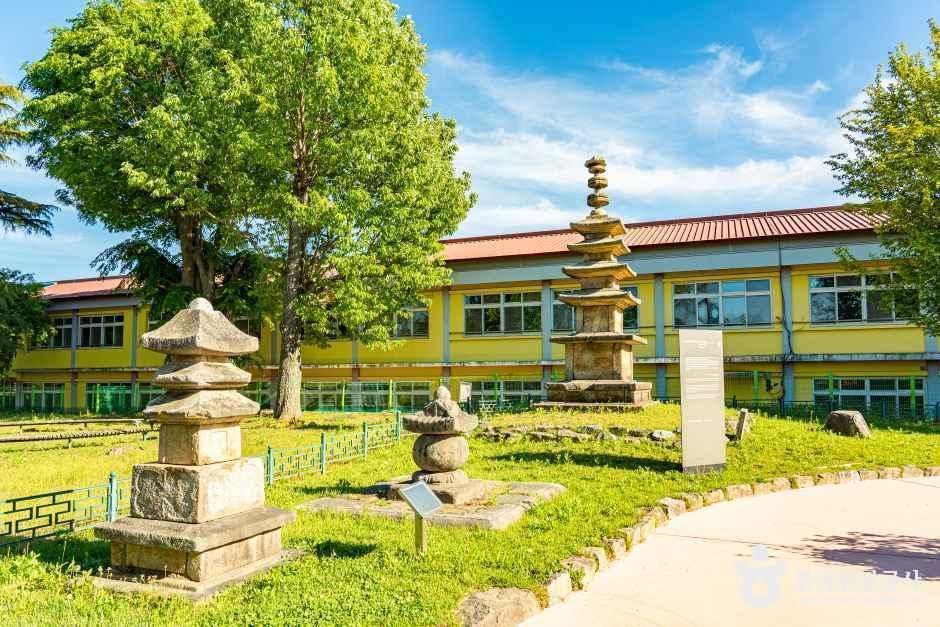 사진: 한국관광공사(공공누리 제1유형) 군산 발산리 오층석탑 모습 5