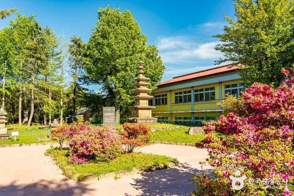 사진: 한국관광공사(공공누리 제1유형) 군산 발산리 오층석탑 모습 2