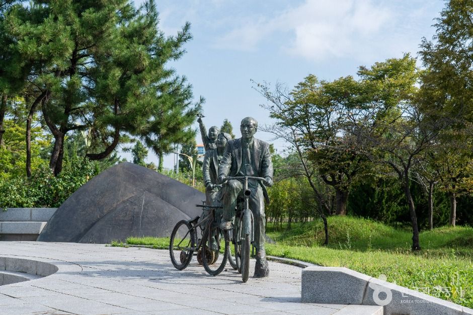 사진: 한국관광공사(공공누리 제1유형) 진포대첩 기념탑 모습 2